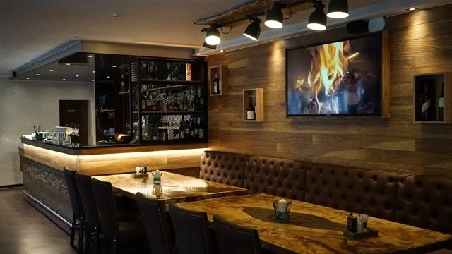Sitzplätze und Bar im Acanto