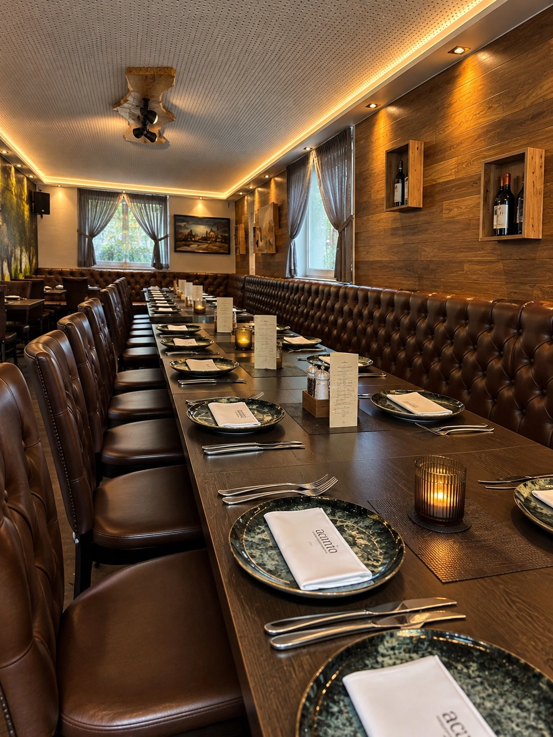 Lange Tafel an der Holzwand im Acanto