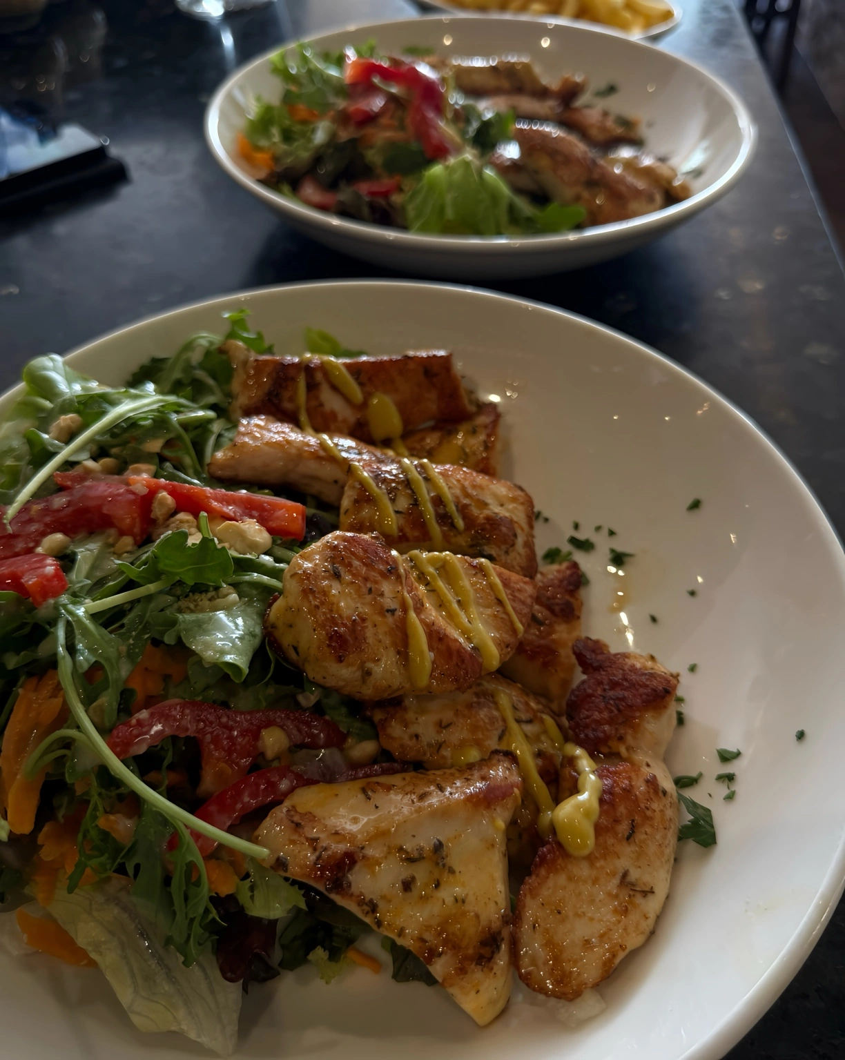 Bunter Salat mit gebratenen Hähnchenstreifen im Acanto